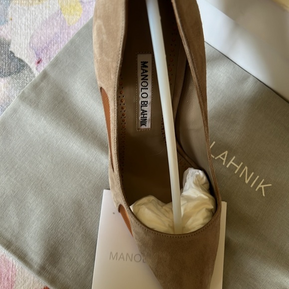 Manolo Blahnik never worn beige suede pumps size 61/2. Immaculate condition. - Picture 2 of 4
